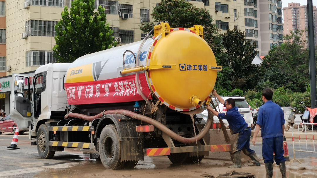 pp电子吸污车驰援郑州特大暴雨