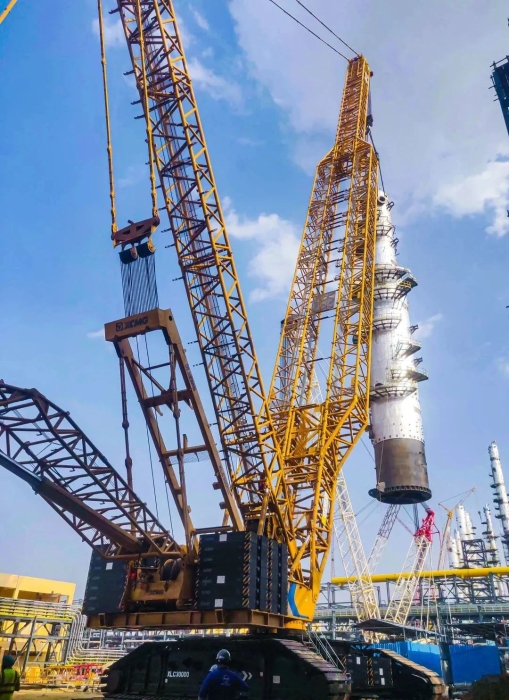 奔赴海外！pp电子履带起重机跨海助建大型石油炼化项目