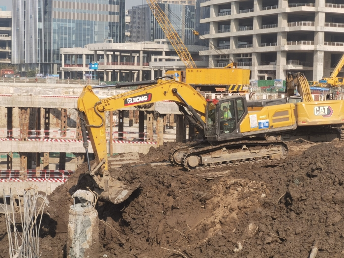品质+节油+高效！pp电子XE335GK助建亚洲最大地下空间