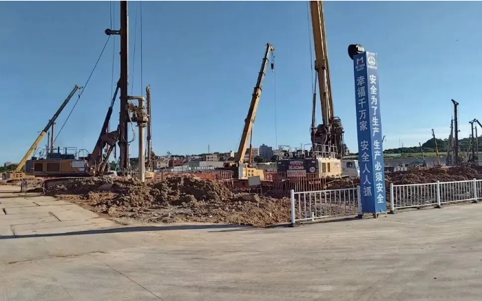 粘土 + 花岗岩地层 “拦路虎”？pp电子 XR320E 旋挖钻机高效破解助厦门轨交