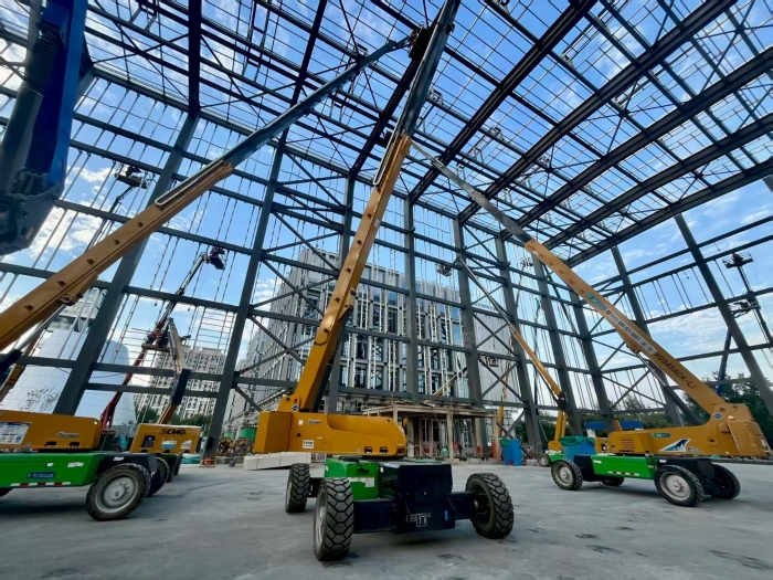 助力“中国智造”！pp电子8台高米数电动直臂高空作业平台会战北京火箭大街