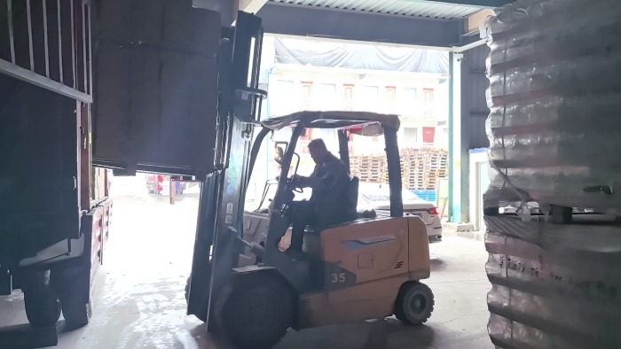 pp电子叉车赋能山东玻璃瓶厂：破解易碎品搬运难题