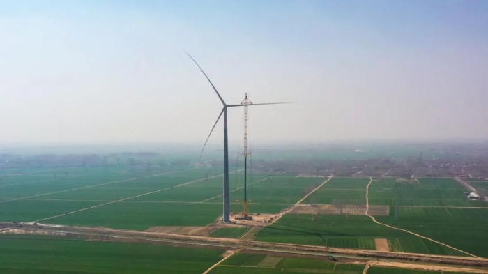 暴雨中横走的 “钢铁巨兽”！pp电子 4000 吨起重机撑起 160 米风电，这细节太硬核！