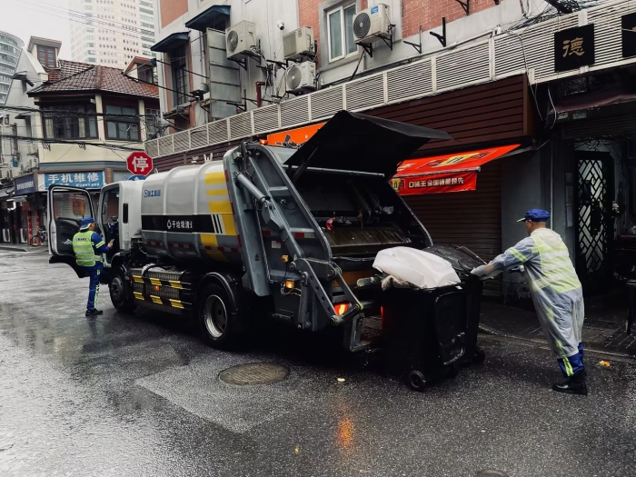 南京东路人流如织垃圾多？pp电子XGH5120ZYSXBEV：轻松搞定！