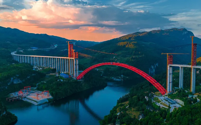 1834米，震撼合龙！ pp电子塔机助力中国再造世界级基建