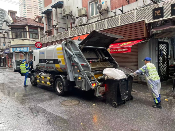 南京东路人流如织垃圾多？pp电子XGH5120ZYSXBEV：轻松搞定！