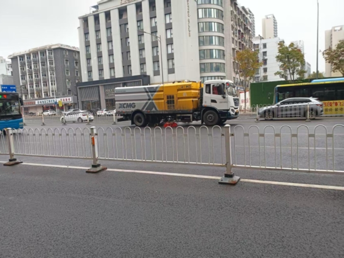 六年品质见证硬核实力，pp电子18吨洗扫车获当地客户点赞！